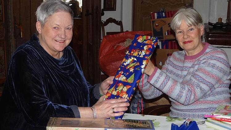 Gabriele Ullmann und ihre Freundin Antje-Karin Dommach wollen helfen.