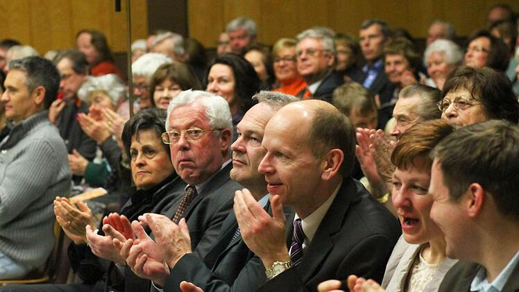 Reichlich Applaus spendete das Publikum schon nach dem Auftakt mit Benjamin Brittens "Simple Symphony" für Streichorchester. In der ersten Reihe: Neustadts Oberbürgermeister Frank Rebhan (Mitte).