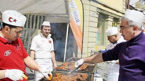 International wurde es unter anderem beim Thema Essen, wie hier am Stand von der türkisch-islamischen Gemeinde Kitzingen.