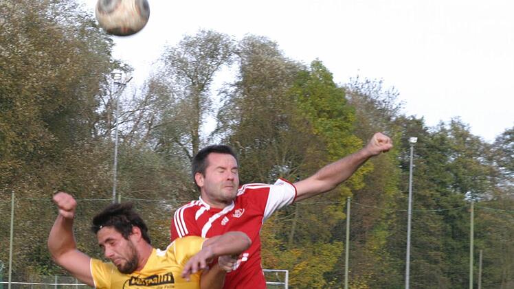 Der Eberner Stastny (rotes Trikot) gewinnt das Kopfballduell gegen Hanff.