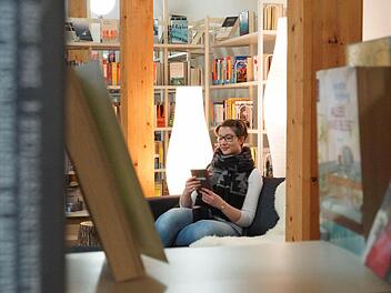 Fürs Schmökern: Praktikantin Selina Dörfner probiert die neue Leseecke im Obergeschoss der Bibliothek aus. Foto: Arkadius Guzy