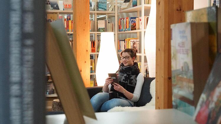 Fürs Schmökern: Praktikantin Selina Dörfner probiert die neue Leseecke im Obergeschoss der Bibliothek aus. Foto: Arkadius Guzy