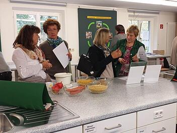 Fachlehrerinnen der Grund- und Mittelschulen aus den Landkreisen Rhön-Grabfeld und Bad Kissingen informierten sich in der Hauswirtschaftsschule in Bischofsheim über Lebensmittelverschwendung. Foto: Marion Eckert