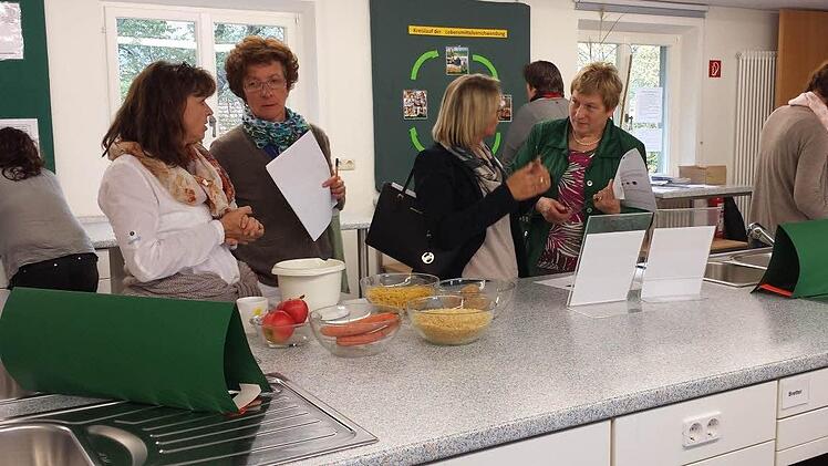Fachlehrerinnen der Grund- und Mittelschulen aus den Landkreisen Rhön-Grabfeld und Bad Kissingen informierten sich in der Hauswirtschaftsschule in Bischofsheim über Lebensmittelverschwendung. Foto: Marion Eckert
