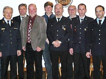 Die Feuerwehr Zettlitz startet mit der neu gewählten Führungsmannschaft der aktiven Wehr und des Feuerwehrvereins durch. Unser Bild zeigt (von links) Beirätin Kerstin Weisath, Schriftführer Rainer Blüchel, Kreisbrandinspektor Horst Tempel, zweiten Vorsitzenden Ralf Schuster, Bürgermeister Ralf Holzmann, Beirat Stefan Hohlweg, zweiten Kommandanten Ralf Witzgall, Beirat Rainer Zeitler, Kommandanten Tobias Landa, Kassierer Thomas Rösch, Kreisbrandmeister Alexander Reinsch und Vorsitzende Sandra ...