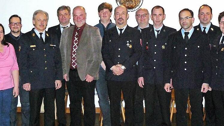Die Feuerwehr Zettlitz startet mit der neu gewählten Führungsmannschaft der aktiven Wehr und des Feuerwehrvereins durch. Unser Bild zeigt (von links) Beirätin Kerstin Weisath, Schriftführer Rainer Blüchel, Kreisbrandinspektor Horst Tempel, zweiten Vorsitzenden Ralf Schuster, Bürgermeister Ralf Holzmann, Beirat Stefan Hohlweg, zweiten Kommandanten Ralf Witzgall, Beirat Rainer Zeitler, Kommandanten Tobias Landa, Kassierer Thomas Rösch, Kreisbrandmeister Alexander Reinsch und Vorsitzende Sandra ...