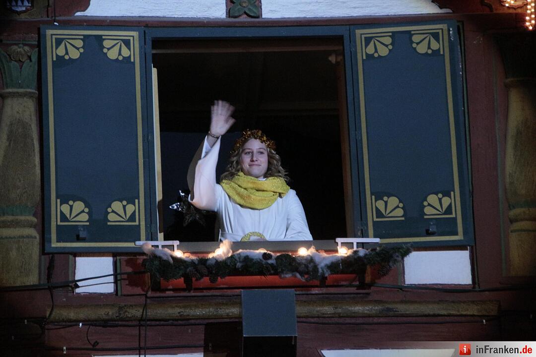 Das erste Fenster des Forchheimer Adventskalenders wurde von Weihnachtsengel Petra geöffnet.