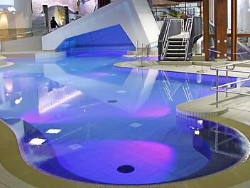 Mittelpunkt in der Badehalle ist die neue Grotte mit einem innovativen Licht- und Ton-Konzept. Fotos: Matthias Einwag