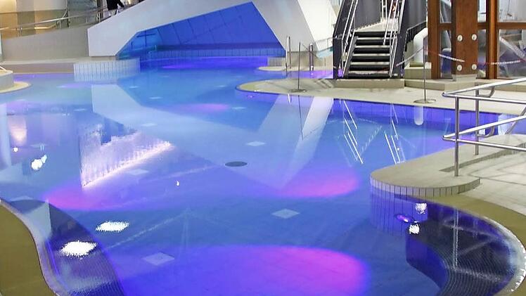 Mittelpunkt in der Badehalle ist die neue Grotte mit einem innovativen Licht- und Ton-Konzept. Fotos: Matthias Einwag