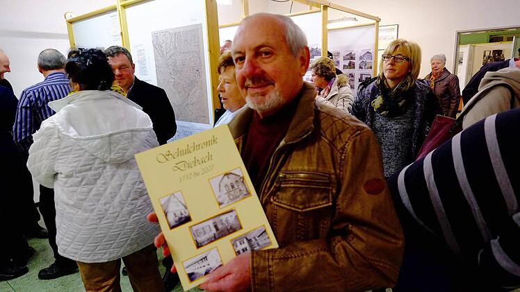 Die Schulchronik von Herbert Pramstaller durfte nicht fehlen. Foto: Gerd Schaar