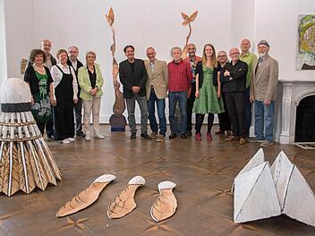 Die Künstlergruppe "Eschenauer Runde" stellt derzeit unter dem Titel "lenz.komm" im Schloss Oberschwappach ihre Arbeiten aus. Unser Bild zeigt (von links) die Galeristin Eleonore Schmidts-Stumpf, Herbert Holzheimer, Gabi Weinkauf, Jürgen Hochmuth, Barbara Schaper-Oeser, Gerd Kanz, Gerhard Nerowski, Werner Tögel, den Galeristen Egon Stumpf, Lisa Wölfel, Elisabeth Ambros vom Kulturverein Museum Schloss Oberschwappach, Ernst J. Herlet sowie Bürgermeister Stefan Paulus und Helmut Droll.  Fotos: U...