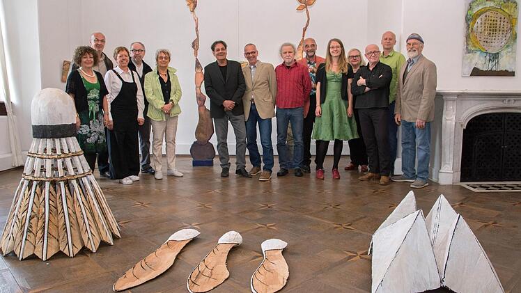 Die Künstlergruppe "Eschenauer Runde" stellt derzeit unter dem Titel "lenz.komm" im Schloss Oberschwappach ihre Arbeiten aus. Unser Bild zeigt (von links) die Galeristin Eleonore Schmidts-Stumpf, Herbert Holzheimer, Gabi Weinkauf, Jürgen Hochmuth, Barbara Schaper-Oeser, Gerd Kanz, Gerhard Nerowski, Werner Tögel, den Galeristen Egon Stumpf, Lisa Wölfel, Elisabeth Ambros vom Kulturverein Museum Schloss Oberschwappach, Ernst J. Herlet sowie Bürgermeister Stefan Paulus und Helmut Droll.  Fotos: U...