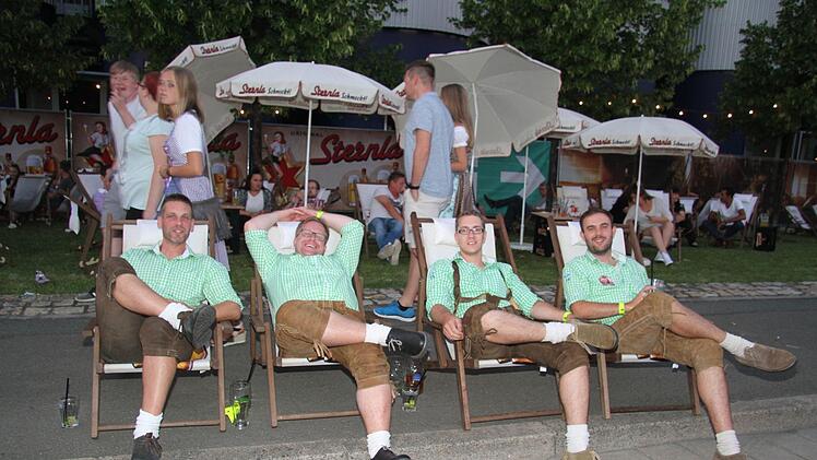 Vier Jungs aus Hessen genießen die Bierwochen-Atmosphäre.