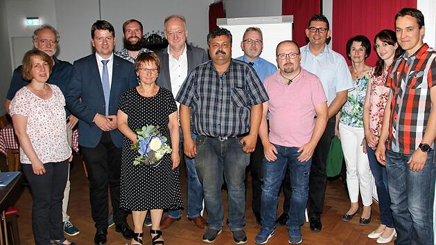 Einen neuen Vorstand hat der CSU-Ortsverband M&uuml;nnerstadt. Vorsitzender ist Thorsten Harnus (4. von rechts). Landtagsabgeordneter Sandro Kirchner (3.  von links) gab einen Bericht &uuml;ber die Landespolitik und leitete die  Neuwahl. Foto: Dieter Britz