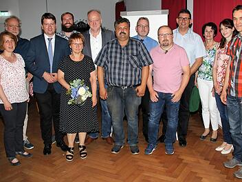 Einen neuen Vorstand hat der CSU-Ortsverband Münnerstadt. Vorsitzender ist Thorsten Harnus (4. von rechts). Landtagsabgeordneter Sandro Kirchner (3.  von links) gab einen Bericht über die Landespolitik und leitete die  Neuwahl. Foto: Dieter Britz