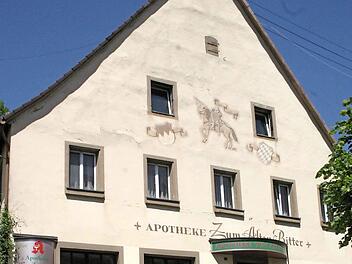 Die Apotheke "Zum alten Ritter": In dem Gebäude war vorher ein Gasthaus und noch weiter zurück eine Badstube untergebracht. 1978 eröffnete Christoph Lehmann die Apotheke. 38 Jahre später, im Jahre 2016, verkaufte er die Apotheke aus Altersgründen an Gundula Beck.  Foto: Reinhard Löwisch