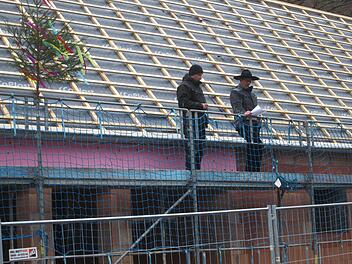 Die Mitarbeiter der Firma Bornkessel brachten den Richtspruch aus, mit dem der Rohbau als gelungen vollendet gilt.