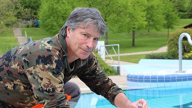 Betriebsleiter Bernd Steckmann nimmt regelm&auml;&szlig;ig Wasserproben aus den Becken des Sonnefelder Freibads. Cindy D&ouml;tschel