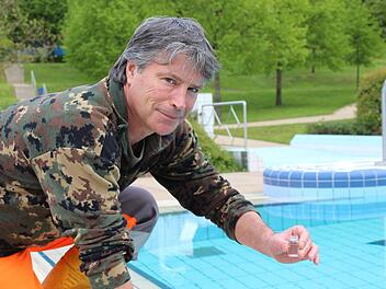 Betriebsleiter Bernd Steckmann nimmt regelmäßig Wasserproben aus den Becken des Sonnefelder Freibads. Cindy Dötschel