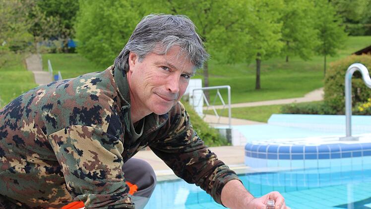 Betriebsleiter Bernd Steckmann nimmt regelmäßig Wasserproben aus den Becken des Sonnefelder Freibads. Cindy Dötschel