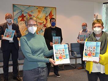 Bei der Präsentation, stellvertretend für die zahlreichen Beteiligten (von links): Bürgermeister German Hacker, Projektverantwortliche Brinja Goltz, Schriftsteller Henning Mützlitz, Christian Hoyer vom Stadtarchiv und Stadtmarketing-Beauftragte Judith Jochmann  Foto: Bernhard Panzer