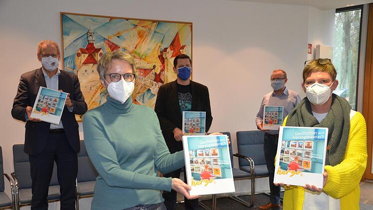 Bei der Präsentation, stellvertretend für die zahlreichen Beteiligten (von links): Bürgermeister German Hacker, Projektverantwortliche Brinja Goltz, Schriftsteller Henning Mützlitz, Christian Hoyer vom Stadtarchiv und Stadtmarketing-Beauftragte Judith Jochmann  Foto: Bernhard Panzer