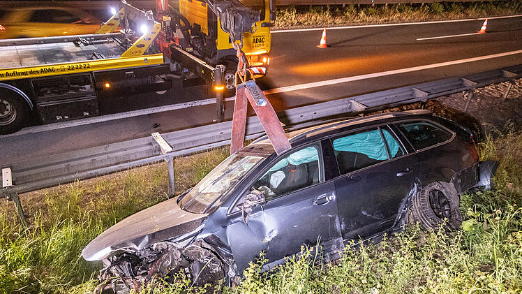 Heftiger Autounfall auf der A73: Eltern und wenige Monate alter S&auml;ugling blieben unverletzt