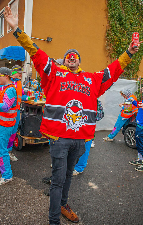 Tausende Narren und Närrinnen feierten auf der Straße