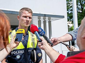 Polizei-Pressesprecher Oliver Barnert teilt vor der Polizeiinspektion Forchheim Erkenntnisse zum Vermisstenfall mit.