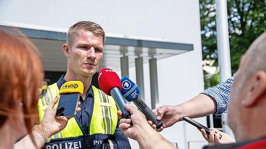 Polizei-Pressesprecher Oliver Barnert teilt vor der Polizeiinspektion Forchheim Erkenntnisse zum Vermisstenfall mit.