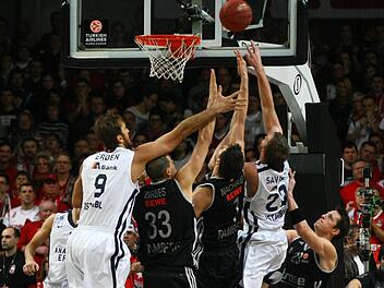 Gleich f&uuml;nf Spieler k&auml;mpfen beim Rebound um den Ball (von links): Semih Erden, Maik Zirbes, Boki Nachbar, Dusko Savanovic und Brose-Kapit&auml;n Casey Jacobsen.Fotos: sportpress