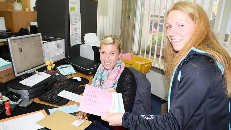 Birgit Schmäling wählt zum ersten Mal per Brief, weil sie am Sonntag arbeiten muss, die Unterlagen holte sie bei Christine Slowik ab.
