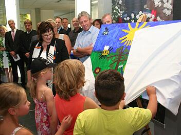 Die Lonnerstadter Vorschulkinder haben ein Bild gemalt, das der neuen Geschäftsstelle zusätzlichen Glanz verleihen soll. Fotos: Evi Seeger