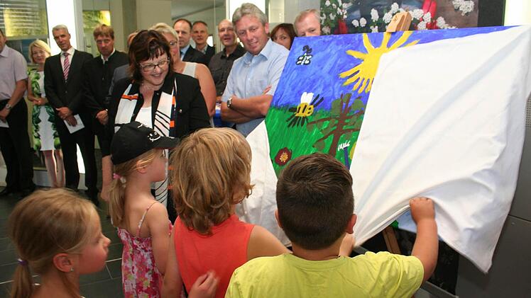 Die Lonnerstadter Vorschulkinder haben ein Bild gemalt, das der neuen Geschäftsstelle zusätzlichen Glanz verleihen soll. Fotos: Evi Seeger