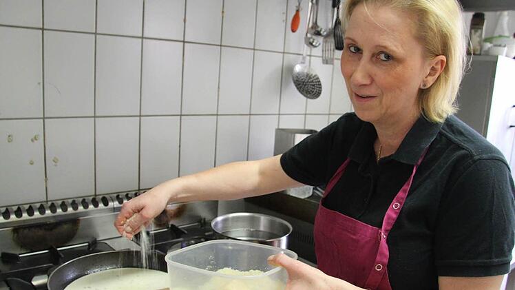 Susanne Linardi (48) ist eigentlich eine echte Kulmbacherin, doch ihr Spezial-Südtiroler Spätzlerezept hat sie sich von ihrem Mann Roberto abgeschaut. Foto: Sonja Adam