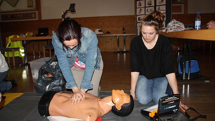 Teilnehmer üben die Herz-Lungen-Wiederbelebung. Foto: Ralf Ruppert