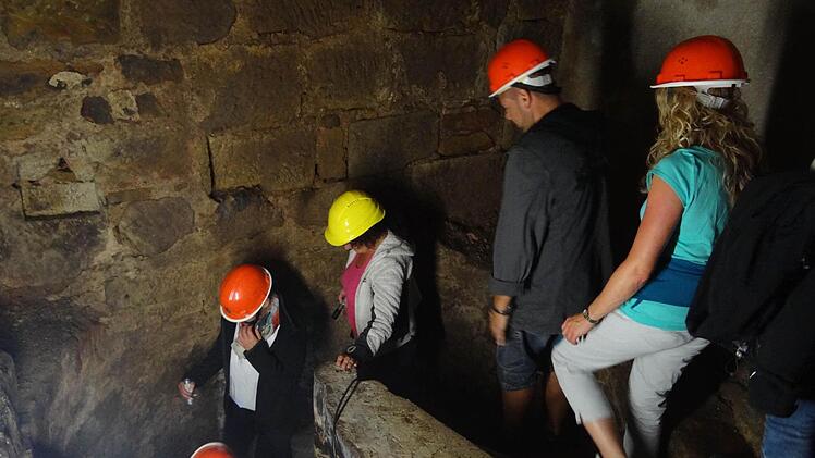 Tief hinab ging es für die Besucher durch einen Brunnenschacht, in welchen die Nachfahren der Vorfahren eine Wendeltreppe eingebaut haben. Aufgrund dieses Brunnens vermutet Hohlraumforscher Häck, dass an Ort und Stelle mal eine herzogliche größere Siedlung gestanden hat.