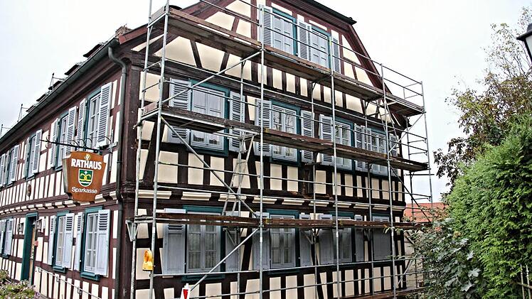 Teurer als geplant wird die Sanierung der westlichen Giebelseite des Untermerzbacher Rathauses. Foto: Helmut Will