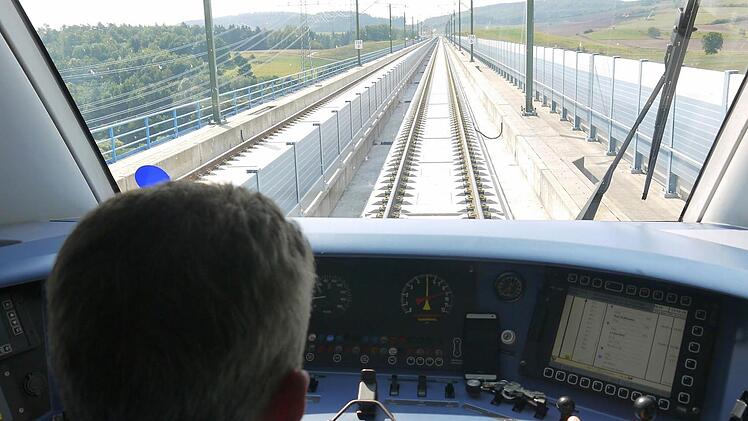 Zugführer Mike Dressel bei der ersten Fahrt auf der ICE-Neubaustrecke zwischen Bayern und Thüringen.Foto: Berthold Köhler