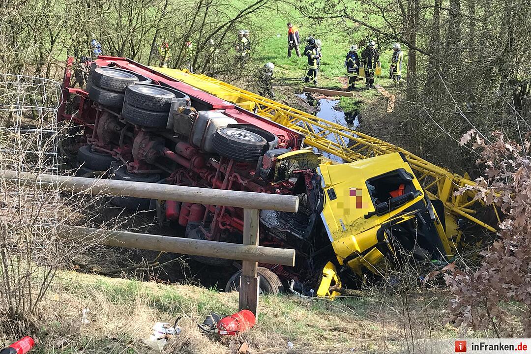 Schwerlastkran stürzt Böschung hinab - Fahrer verstirbt an der Unglücksstelle