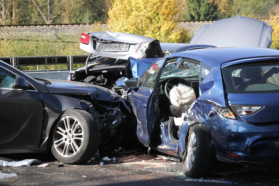 Schlimme Unfallserie auf der A9: Drei Personen schweben in akuter Lebensgefahr