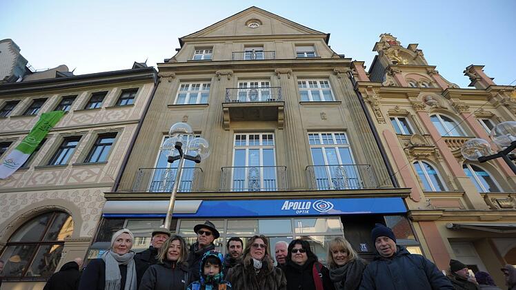 Kissingers in Kissingen: Familienfoto vor dem Haus Marktplatz 17, wo der K&uuml;nstler Gunter Demnig am Freitag zwei Stolpersteine f&uuml;r Mitglieder der Familie verlegte, die Opfer des Nationalsozialismus geworden sind.  Siegfried Farkas