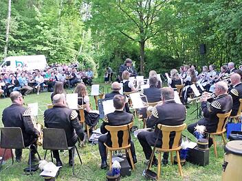 Die Bergmannskapelle Stockheim unter der Leitung von Dirigent Michael Botlik erfreute am Muttertag mit einem bunten Blumenstrauß beliebter Melodien. Foto: Gerd Fleischmann