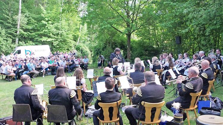 Die Bergmannskapelle Stockheim unter der Leitung von Dirigent Michael Botlik erfreute am Muttertag mit einem bunten Blumenstrauß beliebter Melodien. Foto: Gerd Fleischmann