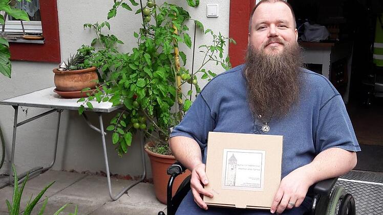 Thomas Seuberling mit einem seiner Werke, die in der Ausstellung  "Guckhaldema"im Münnerstädter Bahnhof zu sehen ist. Hartmut Hessel