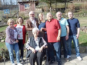 Elfriede Heinlein feierte ihren 80. Das Bild zeigt die Jubilarin (vorne sitzend) mit Bürgermeister Egon Herrmann (Dritter von links) und Ehemann Alfred Heinlein (Dritter von rechts) im Familienkreis.  Foto: Hofmann