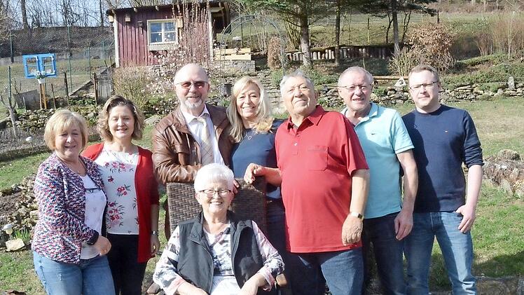 Elfriede Heinlein feierte ihren 80. Das Bild zeigt die Jubilarin (vorne sitzend) mit Bürgermeister Egon Herrmann (Dritter von links) und Ehemann Alfred Heinlein (Dritter von rechts) im Familienkreis.  Foto: Hofmann