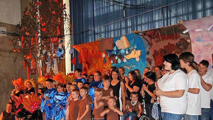 Das Musical "der Streit der Elemente" führten Schülerinnen und Schüler der  Franz-von-Prümmer-Schule beim Sommerfest auf. Foto: Dieter Britz