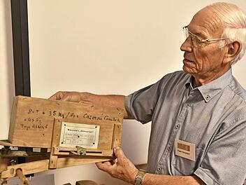 Im "Haus der Geschichte" zeigte Peter Haustein eine Kleegeige, mit der früher der Kleesamen ausgestreut wurde.  Fotos: Gerold Snater