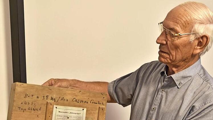 Im "Haus der Geschichte" zeigte Peter Haustein eine Kleegeige, mit der früher der Kleesamen ausgestreut wurde.  Fotos: Gerold Snater